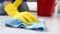 床をベタつきや水垢を残さずに掃除する方法(そしてなぜお湯は良くない選択なのか)