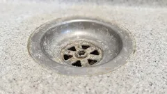 冬に増える排水口の詰まり対策 油を固めない重曹+温かい湯の使い方