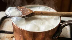 調理中は鍋の上に木のスプーンを置いてください。忘れた時の節約法とは？