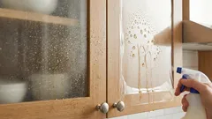 油の飛び散りやほこりがキッチンキャビネットに付着しなくなる方法:必要な手順