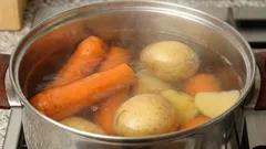 野菜が黒くならないように水に加えるもの：料理の魔法