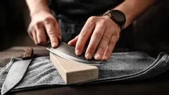 インドでナイフを研ぐのを見て、今では家でもそうしています。古いナイフでも、1分で剃刀のように鋭くなります。