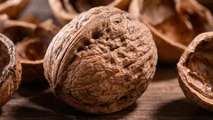 クルミの殻は捨てないでください：この廃棄物は、多くの家庭の問題を解決するのに役立ちます。