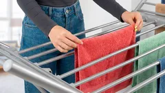 アイロン、暖房器具、乾燥機を使わずに7分で衣類を乾かす方法:効果的なライフハック