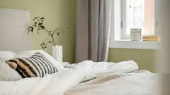 ベッドを窓に向けて配置すべきでない理由：通風だけでなく、安心感の喪失も招く