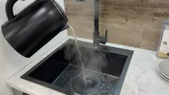  洗面台にお湯を注ぐことができない理由：最もよくある間違いで、何千もの損失につながる可能性があります。